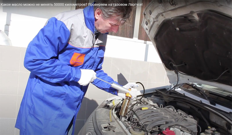 Отбор масла с помощью ручного вакуумного насоса